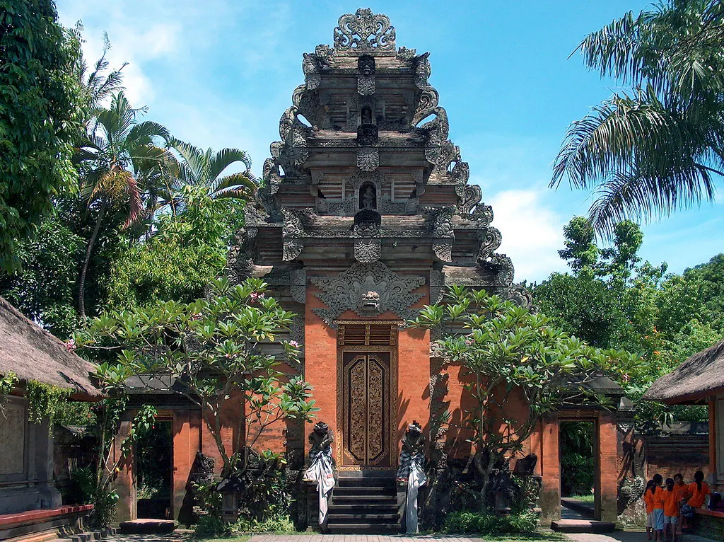 Experience Balinese Culture at Ubud Palace and Art Market